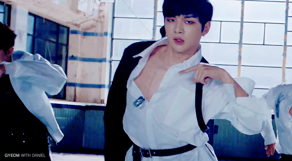 강다니엘만이 단추몇개씩 푸를수 있는것,,, | 인스티즈