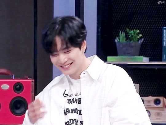 촬영중 소속사 선배 애교를 눈 앞에서 본 후배아이돌 반응ㅋㅋㅋ | 인스티즈