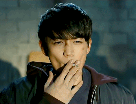 영화에서 담배 피우는 연기한 아이돌들.gif | 인스티즈