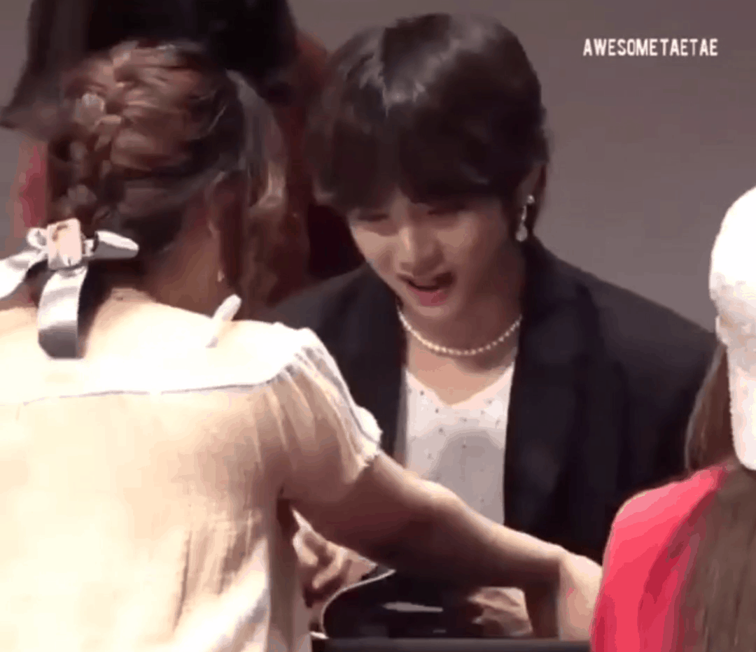 팬이 새긴 타투 보고 좋아하는 방탄 뷔 | 인스티즈