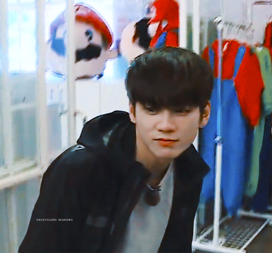 무대 아래 옹성우 완전 동글동글 밀가루 반죽 | 인스티즈