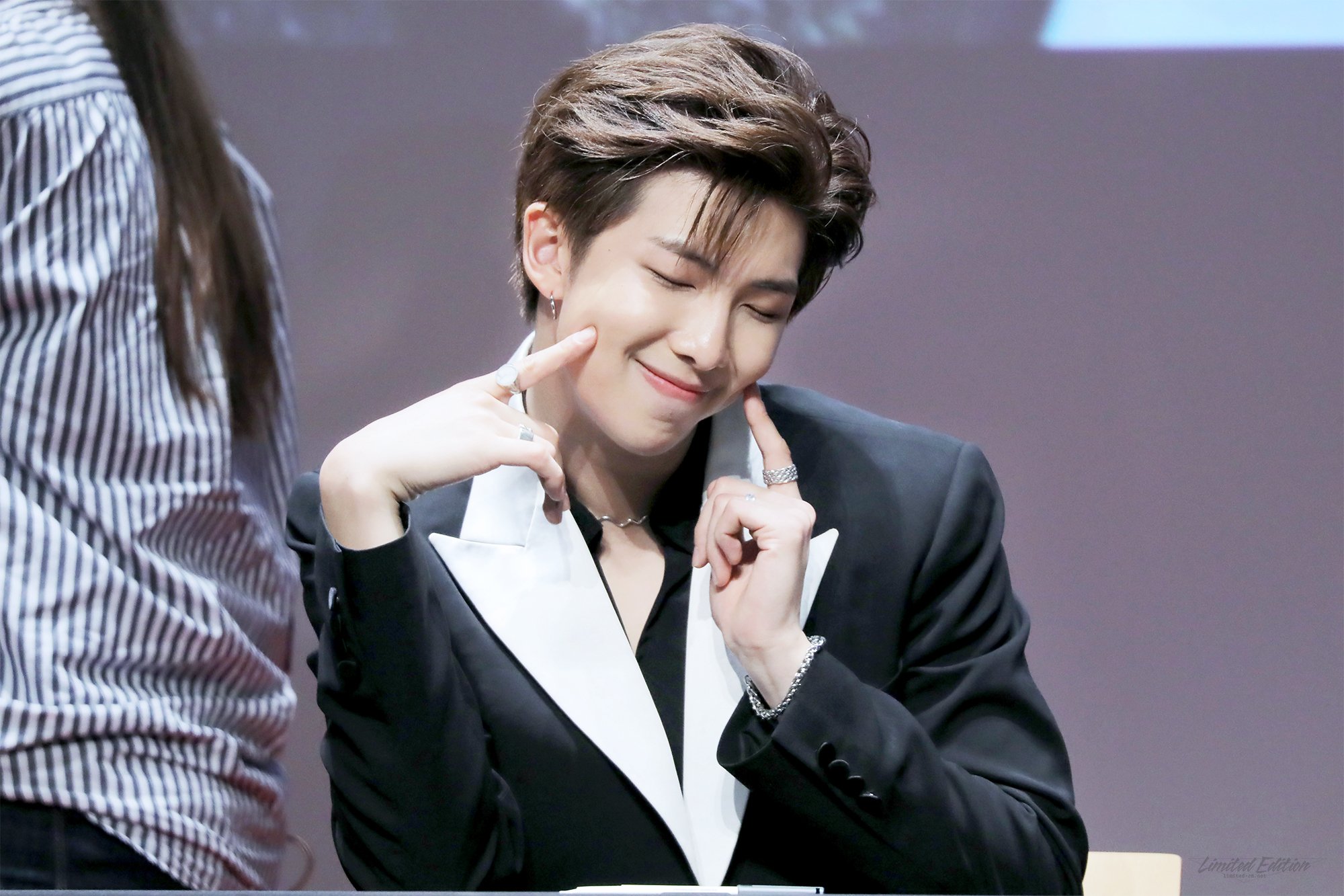 방탄 알엠 자기도 모르게 스포 흘리고 눈치보는거 넘 귀여움 | 인스티즈