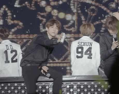 변백현 스프레이로 이모티콘 그리고 표정 따라하는거 봨ㅋㅋㅋㅋㅋㅋㅋㅋ | 인스티즈