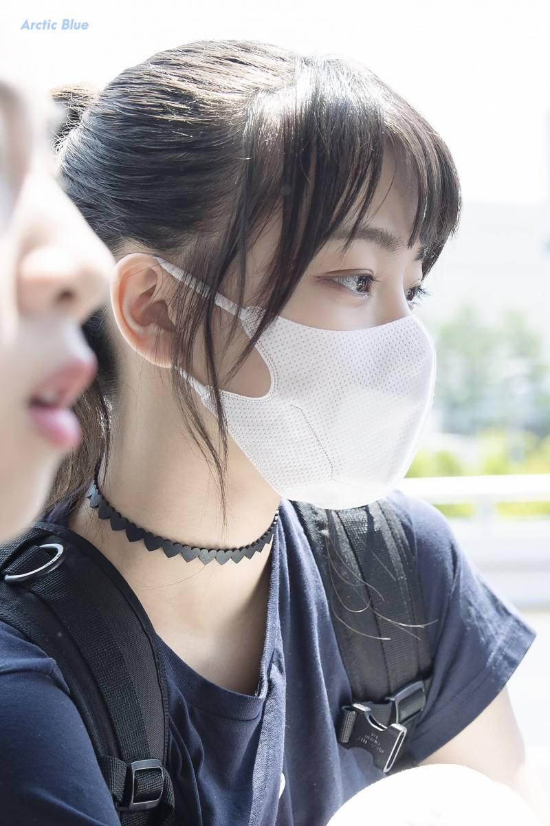 [프로듀스48] 공항에서 경호원한테 끌려가는 중 | 인스티즈