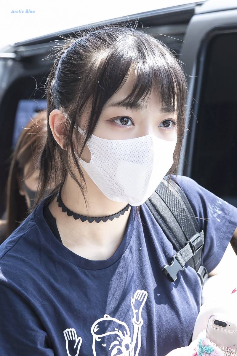 [프로듀스48] 공항에서 경호원한테 끌려가는 중 | 인스티즈