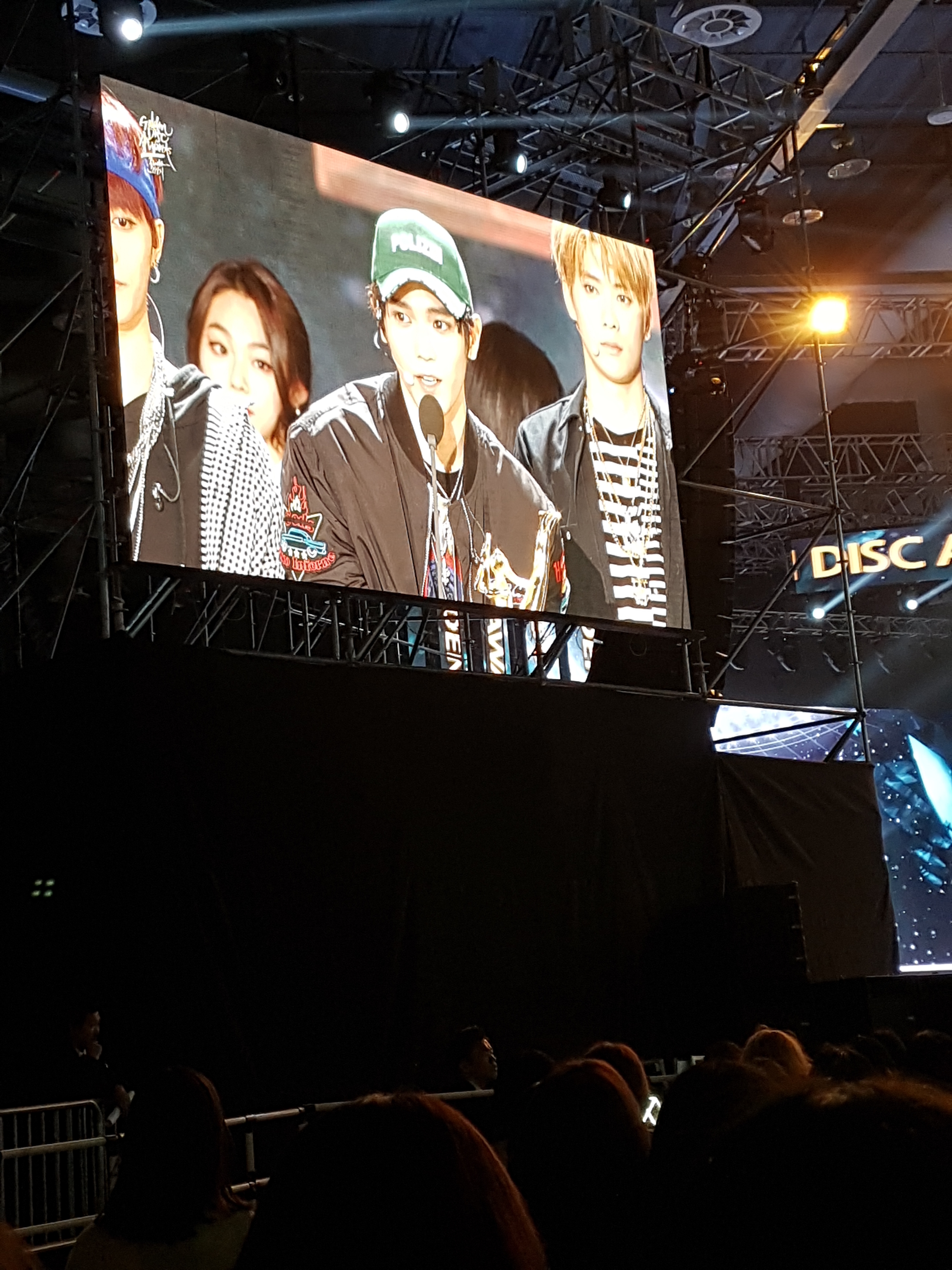 나 ㄹㅇㄹㅇㄹㅇㄹㅇ 타팬이고 2017 골든디스크 보러갔다가 전광판에 울 애들 아님 안찍었는데 이사람은 띡었음... | 인스티즈