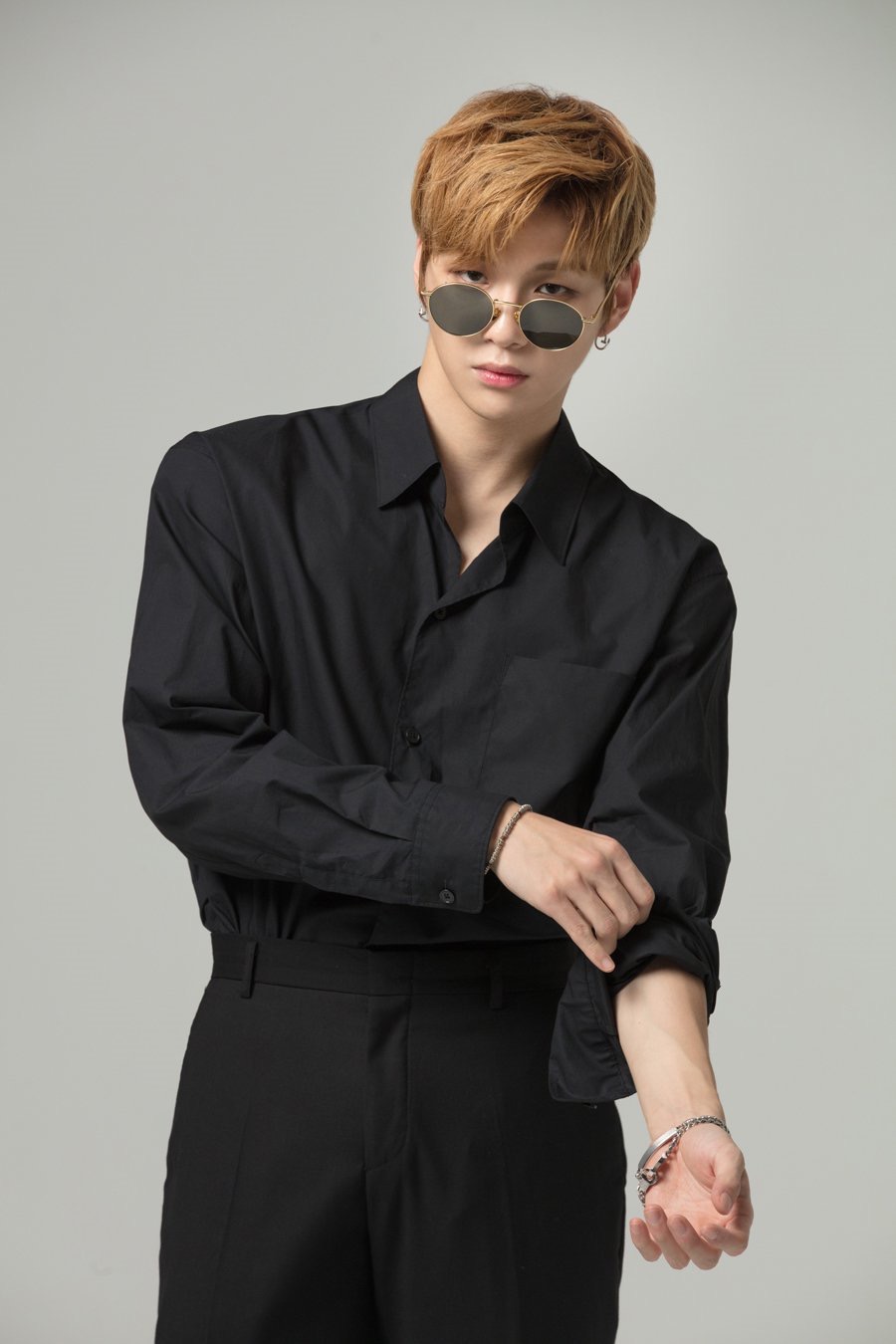 강다니엘만이 단추몇개씩 푸를수 있는것,,, | 인스티즈