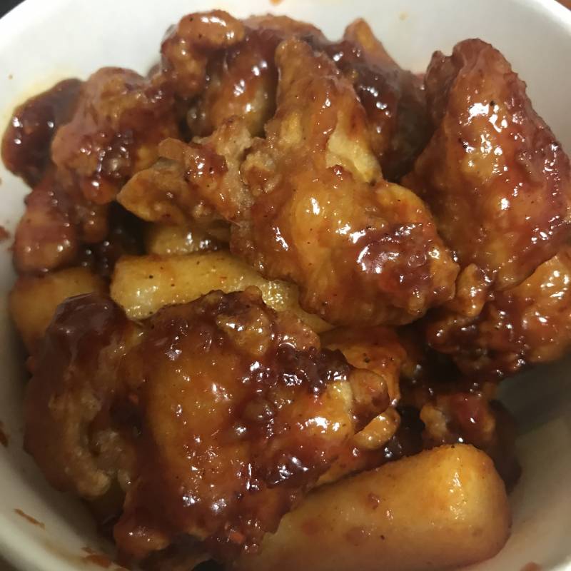 닭강정 먹는중 | 인스티즈