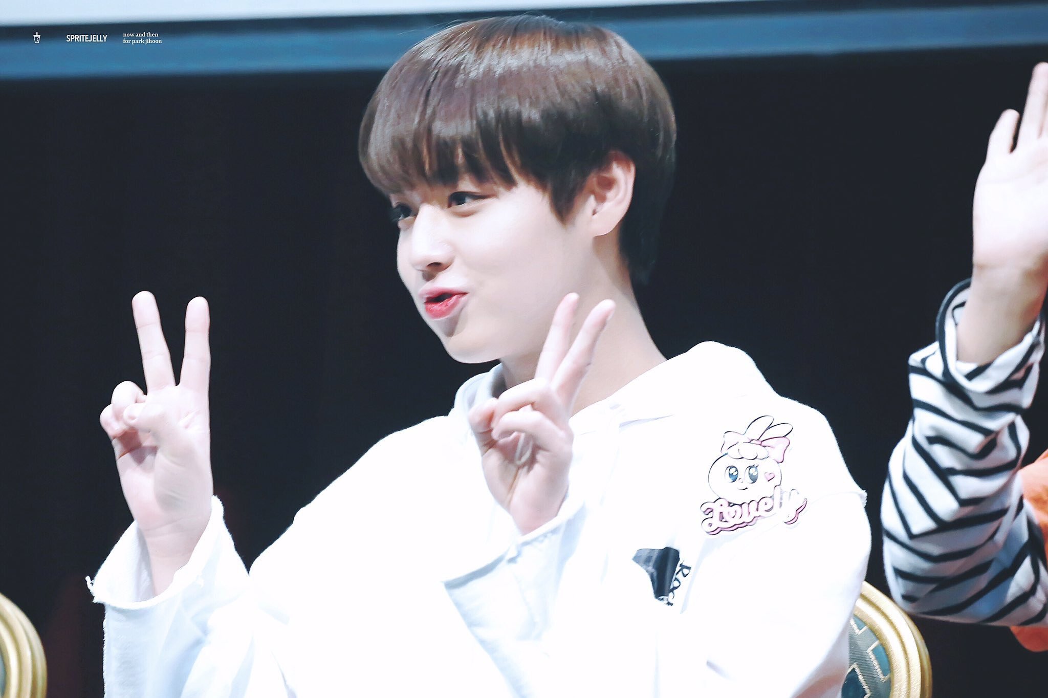 내 탐라에 박지훈 사진 들어왔는데 중딩이라고 해도 믿겠다 | 인스티즈