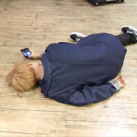 근데 진짜 이정도로 아무데나 잘 눕는 건 ㅈㅇ 방탄 지민 | 인스티즈