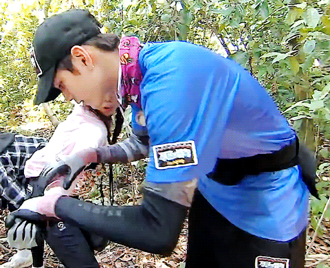 옹성우가 에핑 남주 팔에 거머리 있나없나 봐주는 짤인데 | 인스티즈