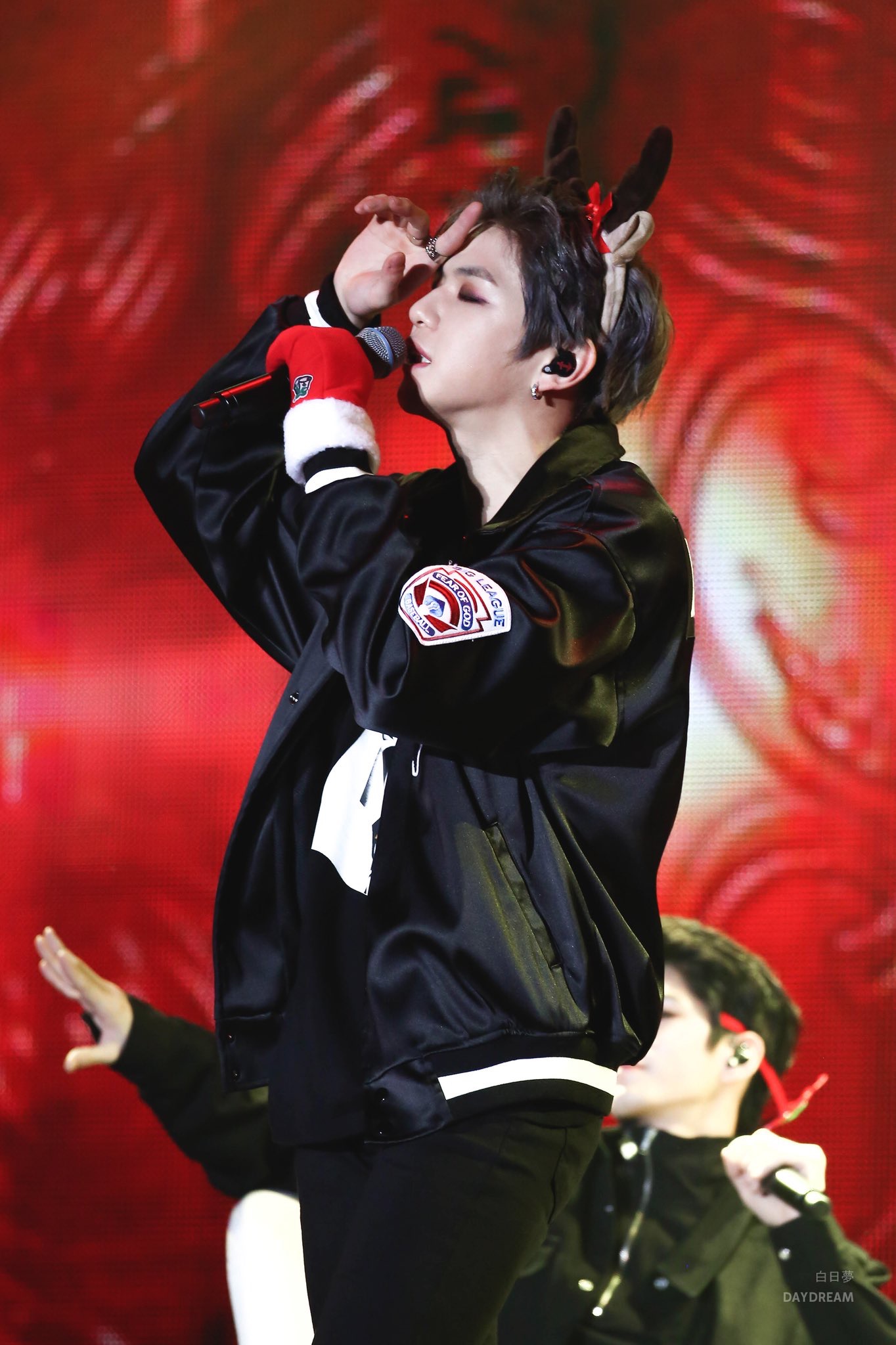 강다니엘 렌즈+눈화장진함=갓벽 | 인스티즈