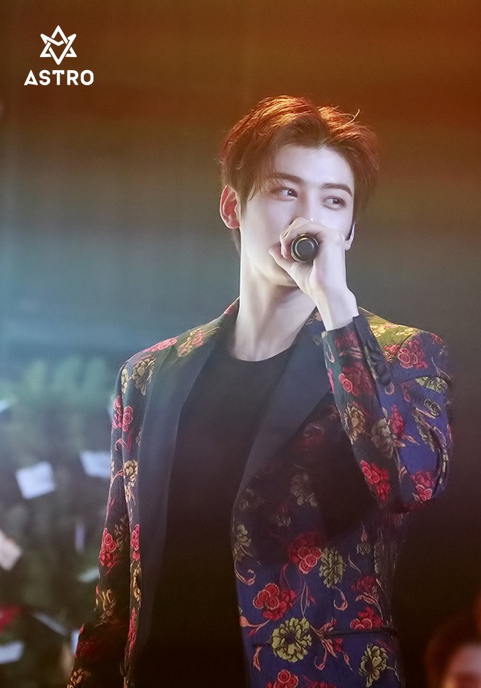 아스트로 코디 잘입힌다고 생각했는데 이 뒷골목 스타일의 정장은 뭐지 | 인스티즈