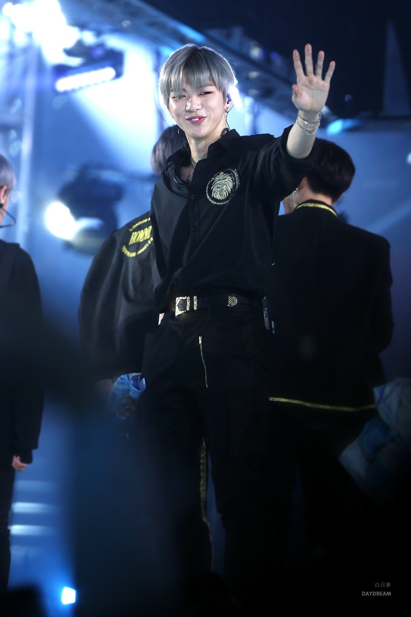 다니엘 서울팬콘 막날 은발에 생머리너무이뻐써ㅠㅠㅠㅠ | 인스티즈