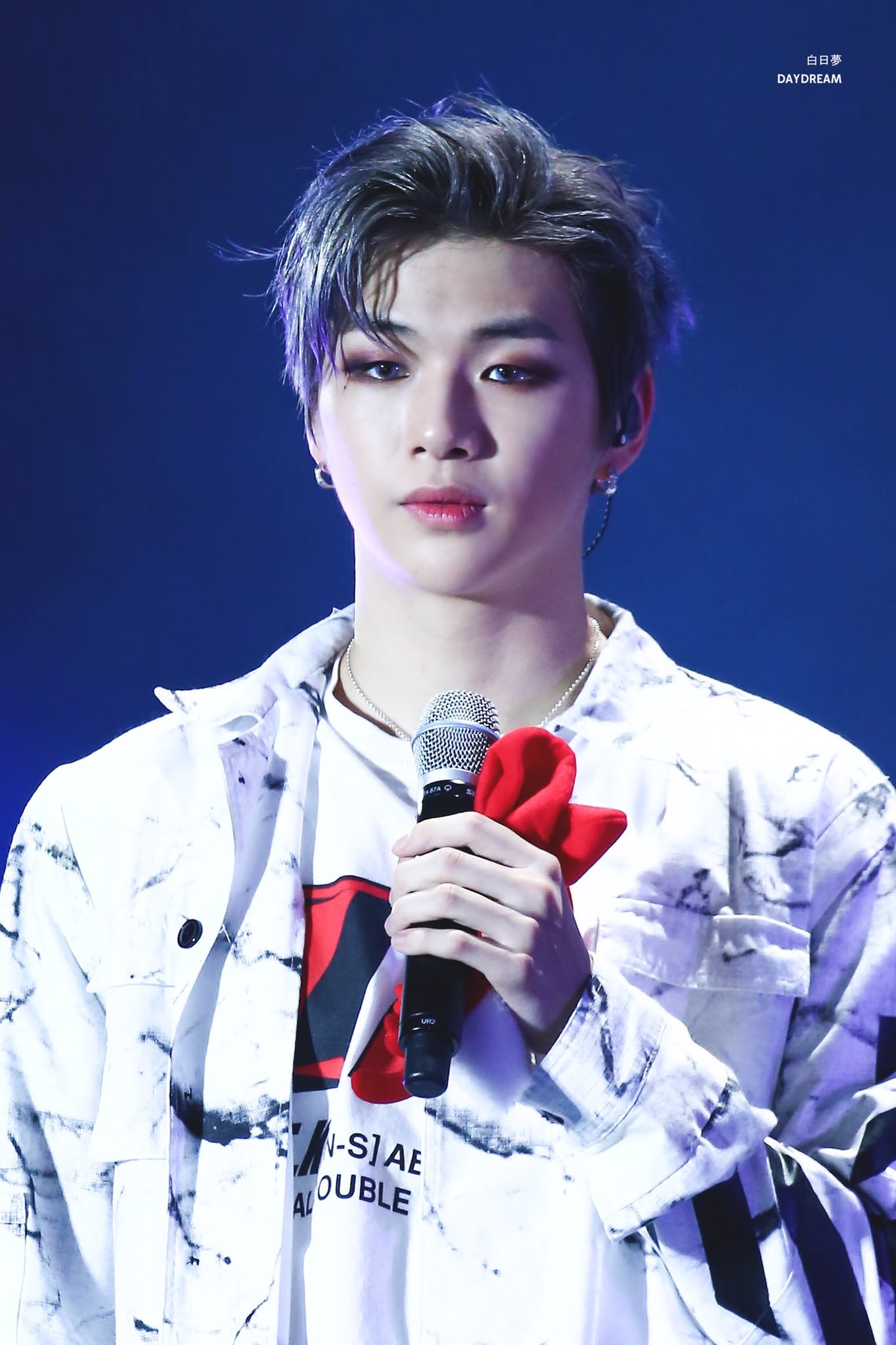 강다니엘 렌즈+눈화장진함=갓벽 | 인스티즈