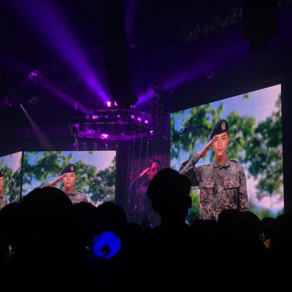 승리가 무대 위에서 뒤돌아서 노래 하는데 | 인스티즈