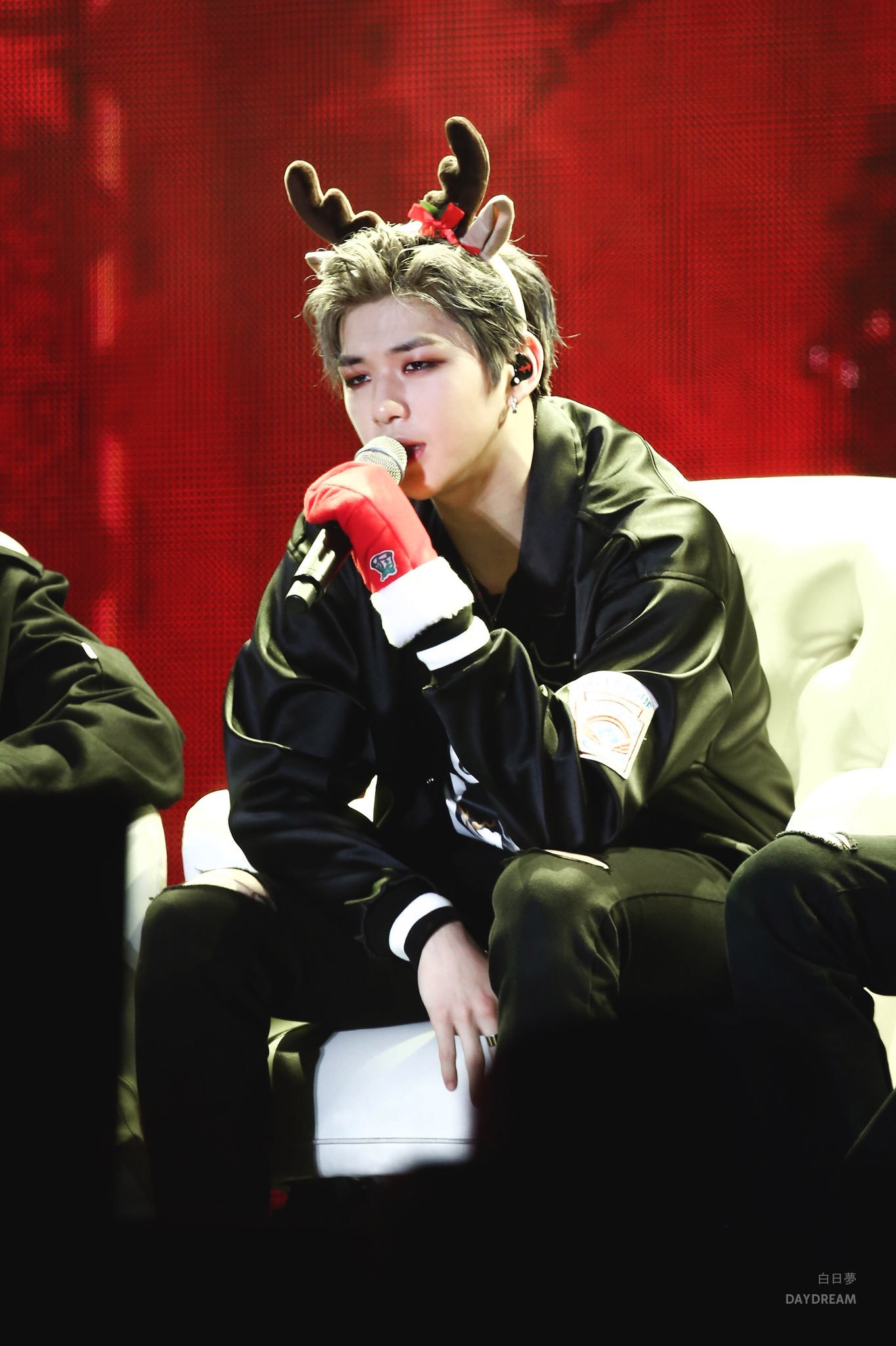 강다니엘 렌즈+눈화장진함=갓벽 | 인스티즈