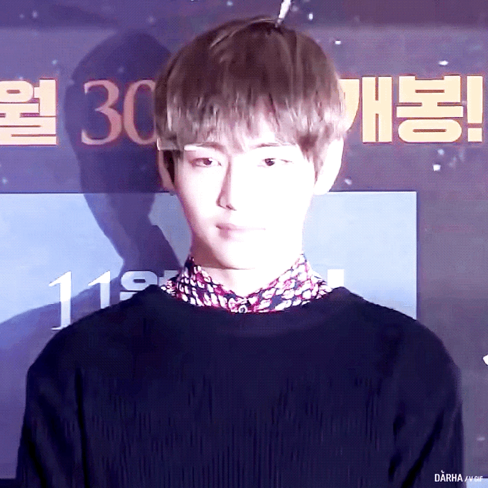 카메라 프래쉬 터질때 프로페셔널해보이는 방탄 뷔 ㅠㅠ | 인스티즈