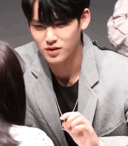 팬분 얼굴에 붙은 머리카락 떼어주는 세븐틴 민규 좀 봐 | 인스티즈