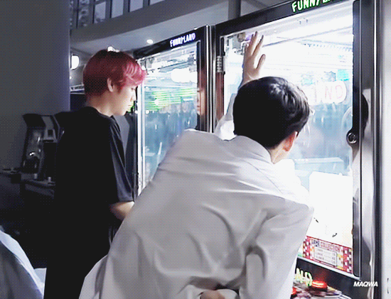 인형뽑기를 하는 방학 한 고등학생과 신입사원.gif | 인스티즈