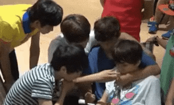 그대들은 지금 멤버들이 두번째 막내를 귀여워하는(괴롭히는) 모습을 보고있습니다 | 인스티즈