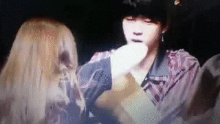 방탄 진 팬이 종이백에서 뭐 꺼내는척 하다가 손하트 꺼내니까 무너지는거봐 | 인스티즈