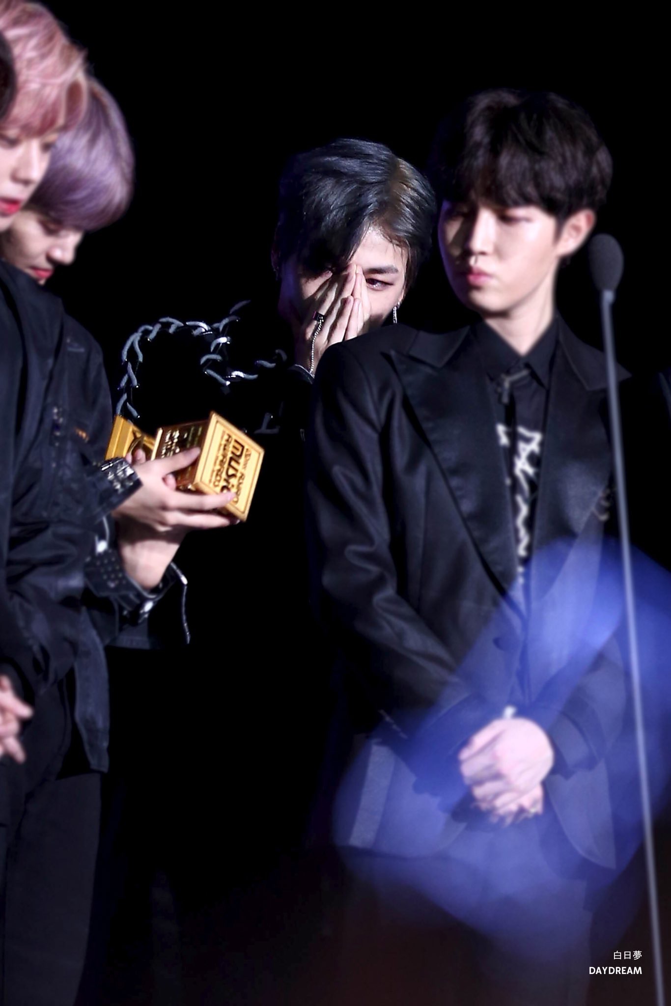 다니엘 남자그룹상 받고 눈물고인거ㅜㅜㅜㅠ | 인스티즈