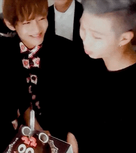 방탄 알엠이 막내고 뷔가 맏형이라며? | 인스티즈