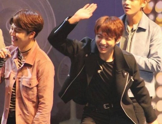 방탄 정국이 형한테 하이파이브 신청했는데 안 해줘서 그만 ...jpg | 인스티즈