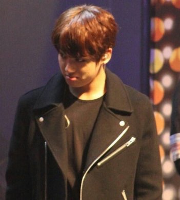 방탄 정국이 형한테 하이파이브 신청했는데 안 해줘서 그만 ...jpg | 인스티즈