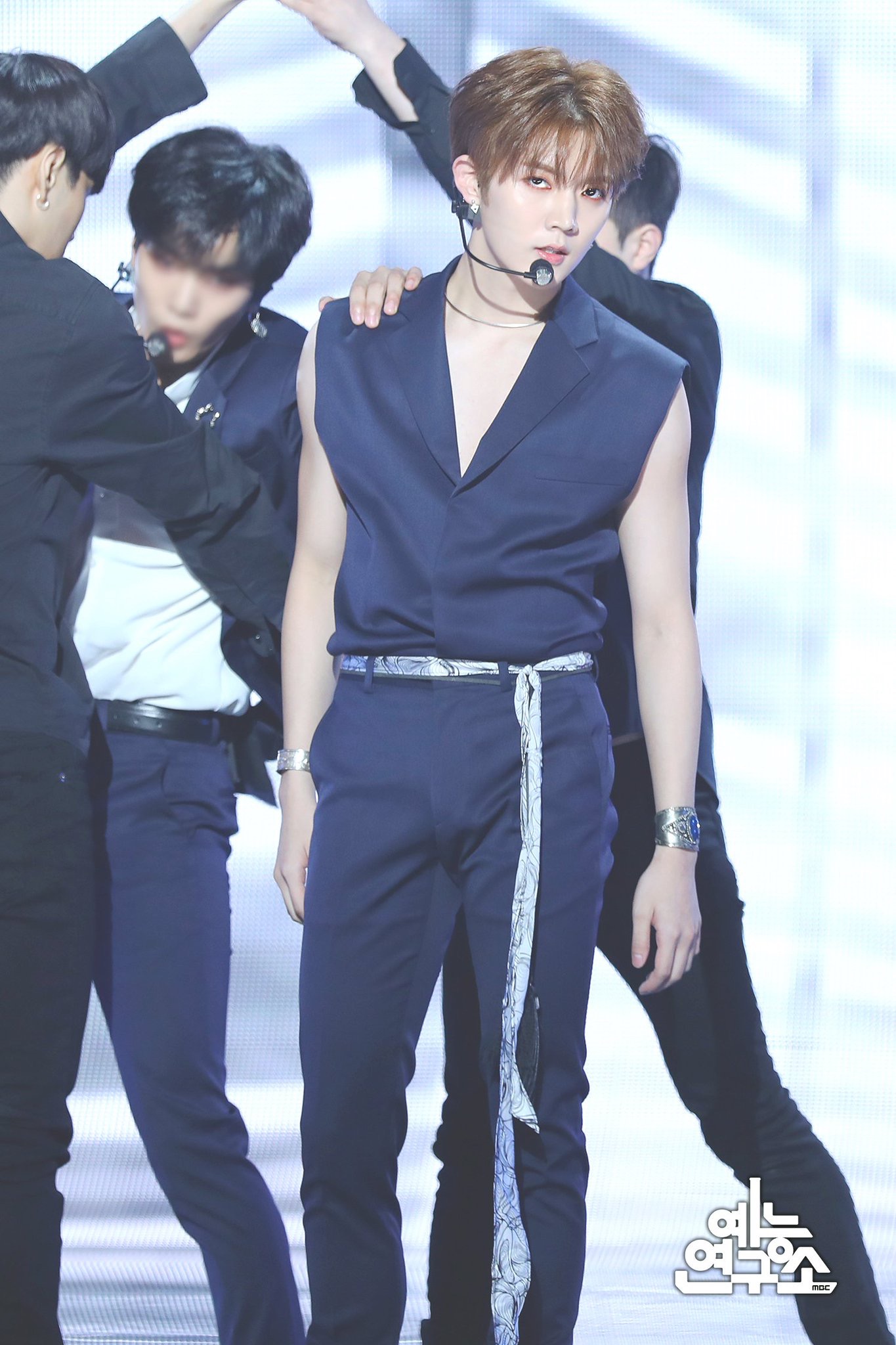 뉴블 이번 활동에 최민기 다리 긴 거 보여주는 의상이어서 넘 좋앟다 | 인스티즈