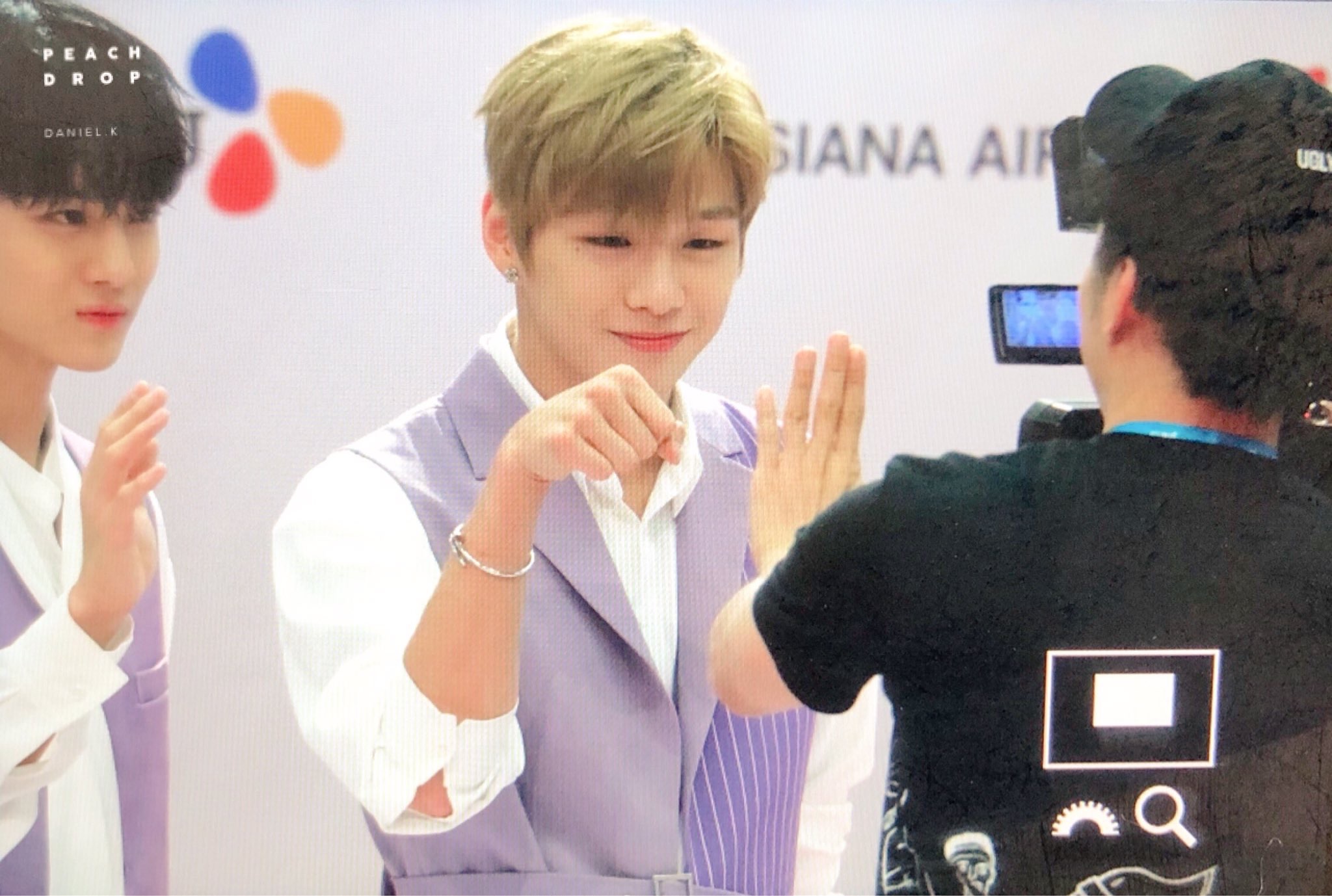 강다니엘 오늘자 앞발인사 | 인스티즈