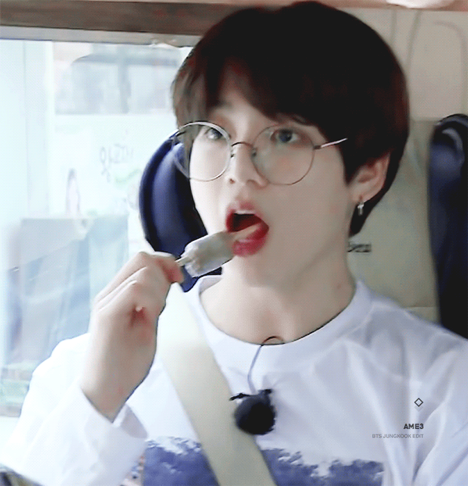 뭐 먹는 정국이 진짜 너무 귀여워서 핫도그 백개 사주고싶어 | 인스티즈