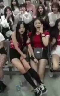 원영이 언니들한테 치대고 서로 장난치고 예쁨받는거 보일때마다 넘 좋아 | 인스티즈