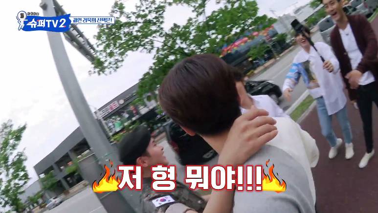 군대 전역하는 아이돌을 데리러가는 멤버들.jpg | 인스티즈