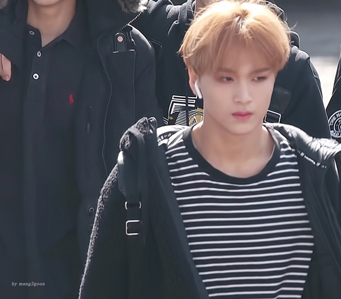 해찬이 이어팟 끼면 이어팟 겁나 커보여.. | 인스티즈