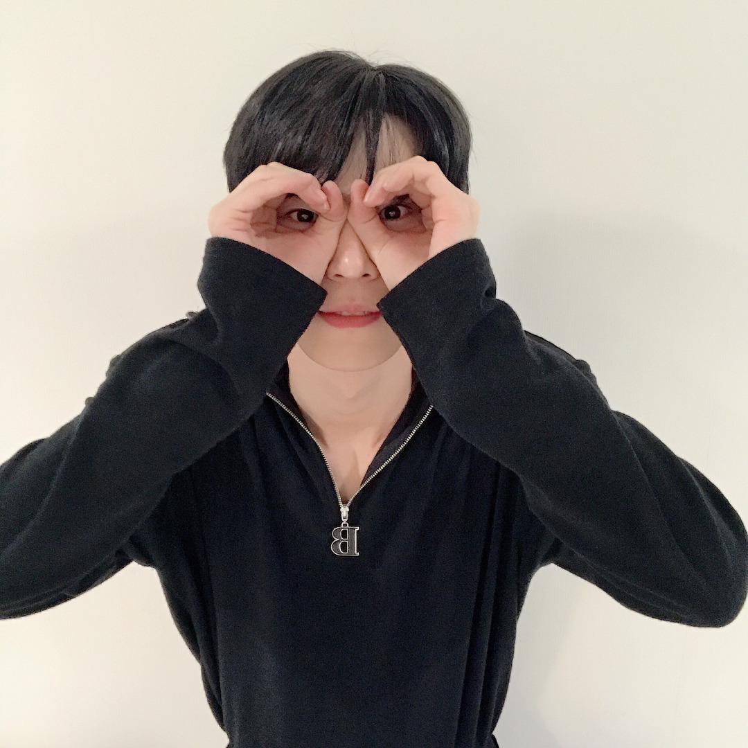 셀카를 왜이렇게 귀엽게 찍는거야!!!!?? | 인스티즈