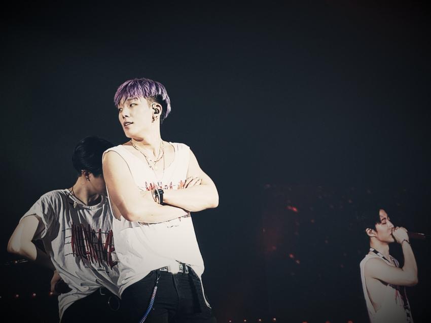 아이콘 이사진 되게 몽글하다 울고있는 비아이와 바비뒤에 숨어서 같이울고있는 진환이 | 인스티즈