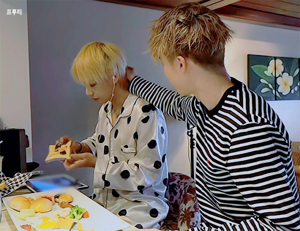 방탄 구오년생 둘이 일어나자마자 이러고 있는거 너무 웃곀ㅋㅋㅋㅋㅋ | 인스티즈