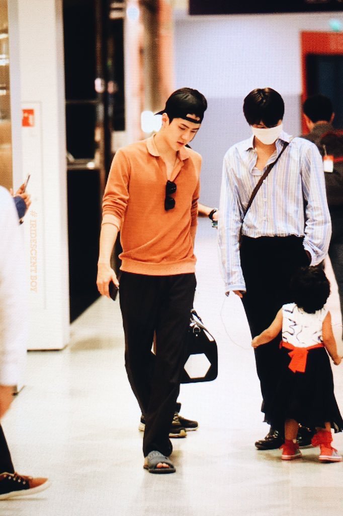 아 이것 봐ㄴ 너무 귀여워 공항에서 외국 애기가 종인이한테 반했어ㅠㅠㅠㅠㅠ | 인스티즈