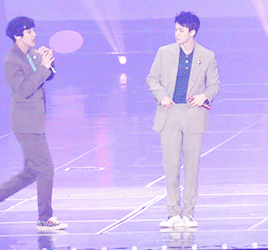 찬열이 웃을 때 옆 사람 때리는 습관 있는데 ㅋㅋㅋㅋㅋㅋㅋㅋㅋㅋ | 인스티즈