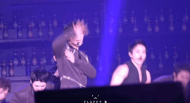 찬열이 웃을 때 옆 사람 때리는 습관 있는데 ㅋㅋㅋㅋㅋㅋㅋㅋㅋㅋ | 인스티즈