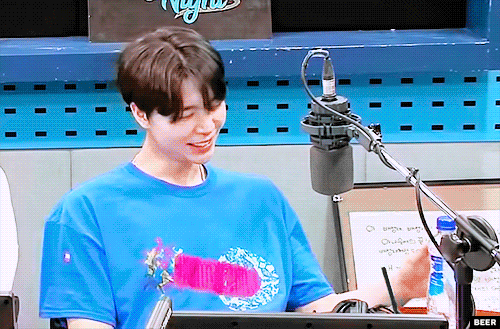 얼마나 웃겼으면 물병으로 머리를 때려가면서 웃어ㅋㅋㅋㅋㅋㅋㅋㅋㅋㅋㅋ | 인스티즈