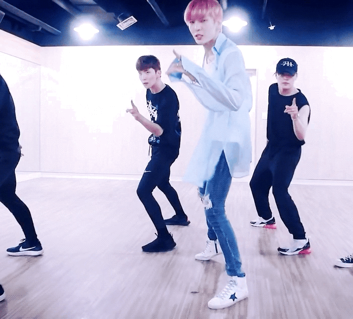 옷을 입은건지 걸친건지 구분이 안가는 신인 남솔로.gif | 인스티즈