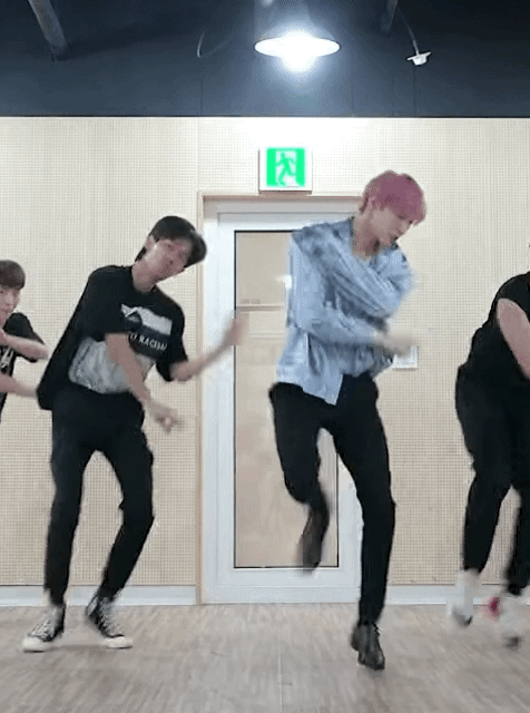 옷을 입은건지 걸친건지 구분이 안가는 신인 남솔로.gif | 인스티즈