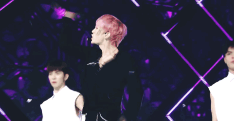 옷을 입은건지 걸친건지 구분이 안가는 신인 남솔로.gif | 인스티즈