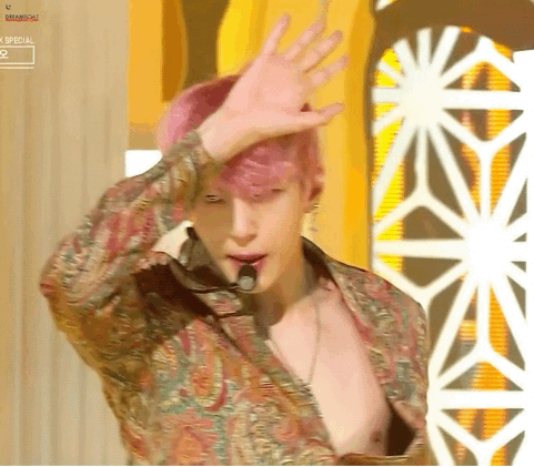 옷을 입은건지 걸친건지 구분이 안가는 신인 남솔로.gif | 인스티즈