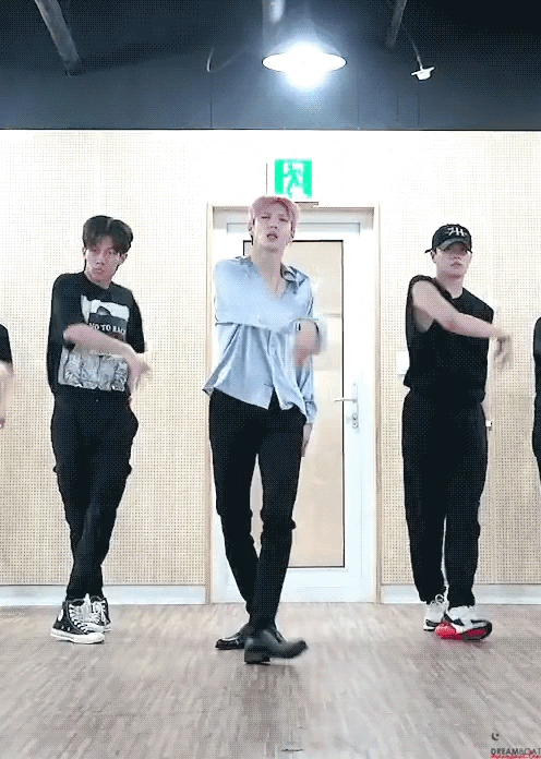 옷을 입은건지 걸친건지 구분이 안가는 신인 남솔로.gif | 인스티즈