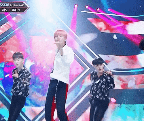 옷을 입은건지 걸친건지 구분이 안가는 신인 남솔로.gif | 인스티즈