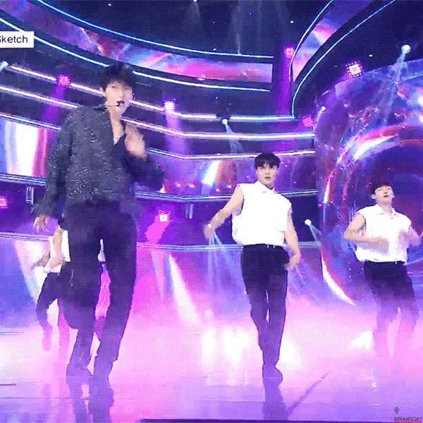 옷을 입은건지 걸친건지 구분이 안가는 신인 남솔로.gif | 인스티즈